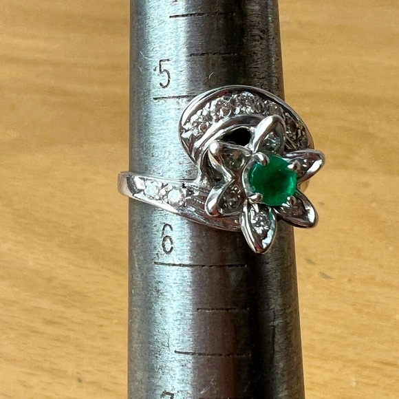 VINTAGE 14K WHITE GOOD EMERALD & DIAMOND FLOWER COCKTAIL RING FABULOUS FEMININE - Picture 11 of 16